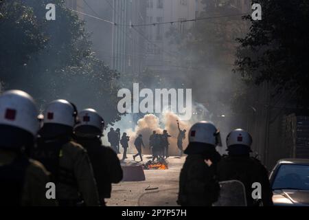 Atene, Grecia. 8th Mar, 2023. I manifestanti si scontrano con la polizia antisommossa durante una manifestazione ad Atene, in Grecia, il 8 marzo 2023. Il governo greco ha annunciato una serie di misure volte a migliorare la sicurezza del sistema ferroviario mercoledì, in seguito alla collisione ferroviaria della scorsa settimana nella Grecia centrale che ha causato 57 morti. Anche mercoledì, migliaia di manifestanti hanno colpito le strade di Atene e di altre città del paese mentre i sindacati hanno chiamato uno sciopero di 24 ore su scala nazionale sulla tragedia. Credit: Marios Lolos/Xinhua/Alamy Live News Foto Stock