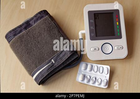 Dispositivi medici: Misuratore della pressione sanguigna per la misurazione sul braccio superiore e compresse Foto Stock