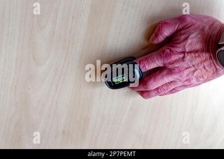 Ausili medici: Pulsossimetro per la misurazione della saturazione di ossigeno e del polso sul dito Foto Stock