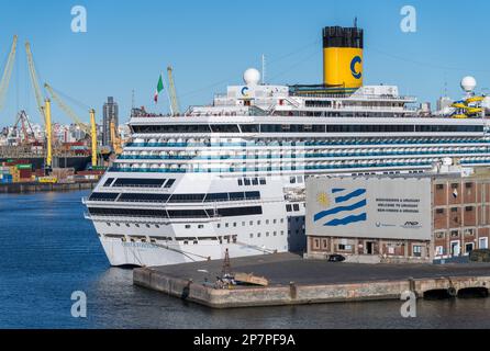 Montevideo, Uruguay - 5 febbraio 2023: Dettaglio della nave da crociera Costa Fortuna attraccata nel porto da Welcome to Uruguay sign Foto Stock