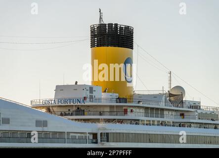 Montevideo, Uruguay - 5 febbraio 2023: Imbuto della nave da crociera Costa Fortuna ormeggiata nel porto Foto Stock