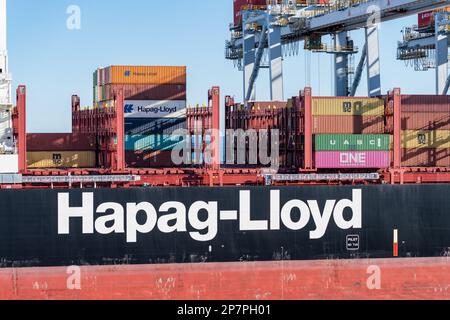 Montevideo, Uruguay - 5 febbraio 2023: Container caricati sulla nave Hapag Lloyd nel porto commerciale Foto Stock