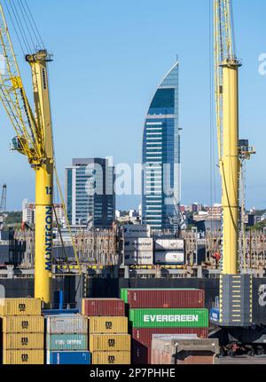 Montevideo, Uruguay - 5 febbraio 2023: Container caricati sulla nave nel porto commerciale Foto Stock