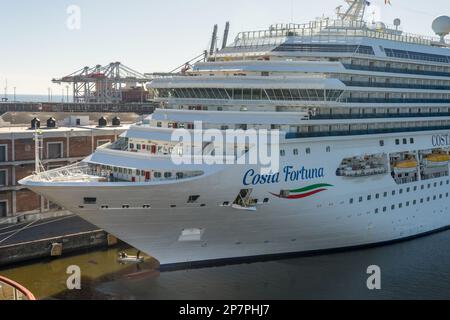 Montevideo, Uruguay - 5 febbraio 2023: Dettaglio della nave da crociera Costa Fortuna ormeggiata nel porto Foto Stock