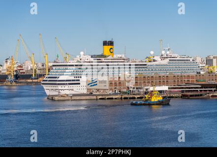 Montevideo, Uruguay - 5 febbraio 2023: Dettaglio della nave da crociera Costa Fortuna attraccata nel porto da Welcome to Uruguay sign Foto Stock