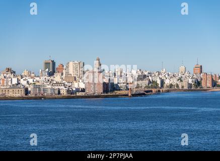 Montevideo, Uruguay - 5 febbraio 2023: Skyline del centro della città di Montevideo dall'oceano Foto Stock