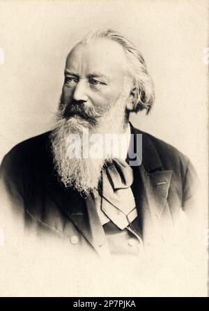 1895 c, GERMANIA: Il celebre compositore tedesco JOHANNES BRAHMS ( 1833 - 1897 ) , Amico di Schumann e sua moglie Clara .- MUSICA CLASSICA - CLASSICA - COMPOSITORE - MUSICA - ritratto - uomo anziano - vecchio uomo - capelli bianchi - barba - barba - barba bianca - capelli bianchi - cravatta - fiocco - cravatta - cravatta - fiocco - cravatta - fiocco - cravatta - Archivio GBB - COMPOSITORE - OPERA LIRICA - OPERETTA - CLASSICA - CLASSICA - RITRATTO - ritratto - MUSICISTA - MUSICA - barba - CRAVATTA - CRAVATTA - fiocco - fiocco - fiocco --- ARCHIVIO GBB Foto Stock