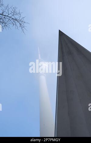 Torre della televisione a Berlino Gemany, Berlino, Alexanderplatz in nebbia pesante Foto Stock