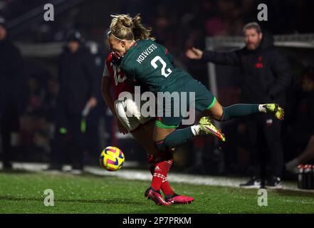 L'Emma Koivisto di Liverpool (a destra) è affrontato dall'Arsenal Katie McCabe durante la partita della Super League Barclays Women al Meadow Park, Borehamwood. Data immagine: Mercoledì 8 marzo 2023. Foto Stock