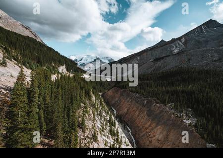 Vista dal Columbia Icefield Skywalk nel Jasper National Park, Alberta, Canada, con splendide montagne innevate Foto Stock