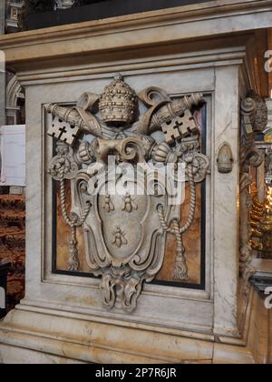 Stemma Barberini nella Basilica di San Pietro in Vaticano. La famiglia Barberini fu molto importante nel 17th° secolo in Italia e nel 1623 nel Maffeo Barbe Foto Stock