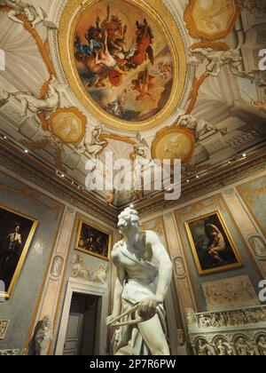 Statua del David di Gian Lorenzo Bernini nella Galleria Borghese di Roma Foto Stock