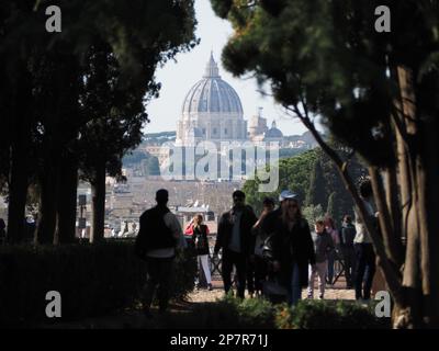 Turisti sul colle Palatino di Roma, con splendida vista sulla Basilica di San Pietro. Roma, Italia Foto Stock