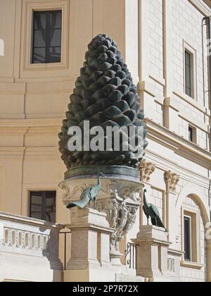 Fontana della Pigna è un pinecone romano di bronzo alto 4m metri che un tempo sputava acqua dalla cima. Oggi occupa una vasta nicchia in un muro del Vaticano. Foto Stock