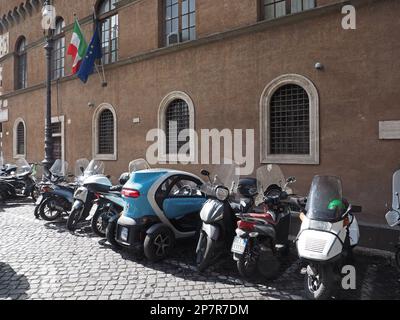 Super piccola Renault Twizy auto elettrica parcheggiata in uno scooter spot a Roma, Italia Foto Stock