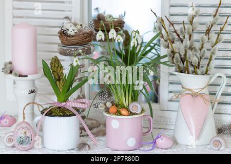 sistemazione primaverile con gocce di neve, giacinto e salice catkins in vasi di smalto vintage Foto Stock