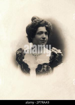 1905 ca , Milano , ITALIA : la Contessa ANNA ( annetta ) BELLENGHI PERTUSATI ( Ravenna 13 agosto 1870 - Milano 20 marzo 1908 ), morta dopo 3 mesi di matrimonio con il conte Pertusati di Comazzo ( Lodi ) . Foto di Guigoni e Bossi , Milano . - Foto storiche - foto storica - ritratto - ritratto - nobiltà italiana - nobiltà - nobili italiani - nobile - BELLE EPOQUE - ITALIA - gioielli - collana - collana - ART NOUVEAU - velo - velo - scollatura - decolleté - collana - chignon - Contessa ---- Archivio GBB Foto Stock