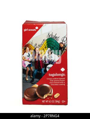 Una scatola rossa brillante di biscotti Girl Scout Tagalongs, biscotti croccanti stratificati con burro di arachidi e ricoperti con un rivestimento di cioccolato Foto Stock