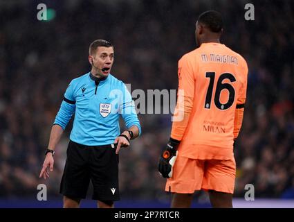 L'arbitro Clement Turpin (a sinistra) parla con il portiere dell'AC Milan Mike Maignan durante il round della UEFA Champions League di sedici partite della seconda tappa allo stadio Tottenham Hotspur di Londra. Data immagine: Mercoledì 8 marzo 2023. Foto Stock