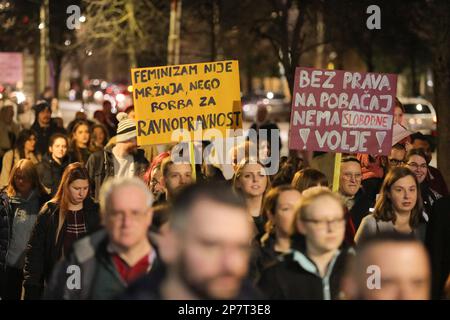 La tradizionale marcia notturna annuale si è tenuta a Osijek, in Croazia, il 8 marzo 2023. La Giornata internazionale della donna, una giornata che celebra i risultati economici, politici e sociali delle donne, viene tradizionalmente celebrata ogni anno il 8th marzo. Foto: Dubravka Petric/PIXSELL Foto Stock