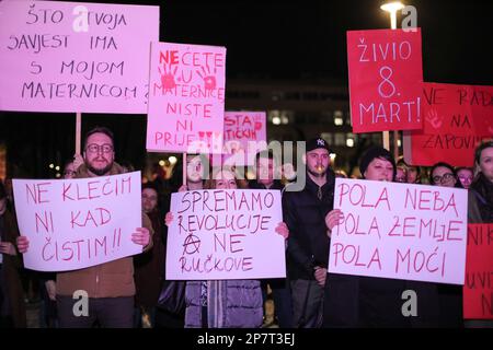 La tradizionale marcia notturna annuale si è tenuta a Osijek, in Croazia, il 8 marzo 2023. La Giornata internazionale della donna, una giornata che celebra i risultati economici, politici e sociali delle donne, viene tradizionalmente celebrata ogni anno il 8th marzo. Foto: Dubravka Petric/PIXSELL Foto Stock