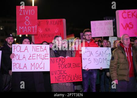La tradizionale marcia notturna annuale si è tenuta a Osijek, in Croazia, il 8 marzo 2023. La Giornata internazionale della donna, una giornata che celebra i risultati economici, politici e sociali delle donne, viene tradizionalmente celebrata ogni anno il 8th marzo. Foto: Dubravka Petric/PIXSELL Foto Stock