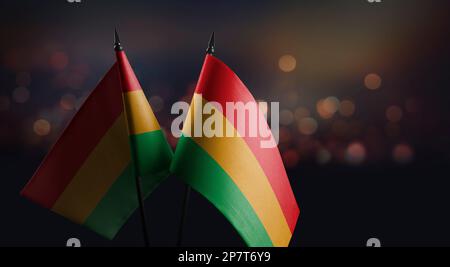 Piccole bandiere della Bolivia su uno sfondo astratto e sfocato Foto Stock