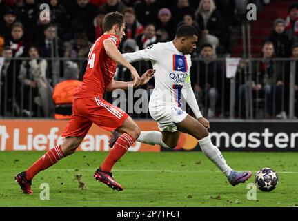 Monaco, Germania. 08th Mar, 2023. Calcio: Champions League, Bayern Monaco - Paris Saint-Germain, knockout round, round di 16, seconde gambe, Allianz Arena: Kylian Mbappe di PSG è sulla palla di fronte a Josip Stanisic del Bayern. Credit: Peter Kneffel/dpa/Alamy Live News Foto Stock