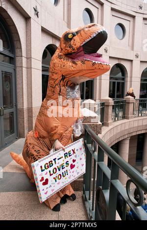 Una persona vestita con un costume di dinosauro T-Rex ha un cartello che dice 'LGBT-Rex Loves You' come gruppo dell'Organizzazione dei Latina Translgender Texans (OLTT), lobbato per i diritti di transgender durante un viaggio al Campidoglio del Texas per visitare con i legislatori. Credit: Bob Daemmrich/Alamy Live News Foto Stock