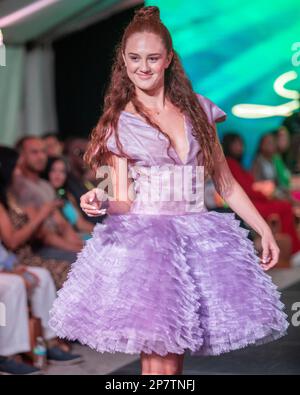 Un modello cammina sulla pista per il Designer Lily Marotto Fashion Show durante la FLL Fashion Week a Fort Lauderdale, Florida, il 18th marzo 2022 Foto Stock