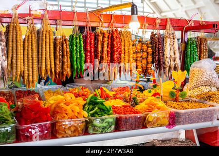 Churchkhela, tradizionale caramella georgiana a forma di candela fatta di mosto d'uva, noci e farina e Chiri (frutta secca) in una bancarella del mercato di Kutaisi. Foto Stock