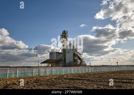 complesso agro-industriale con linea di essiccazione dei sili e dei cereali e di pulizia dei semi. Foto Stock