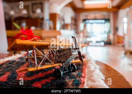 Statuina di aeroplano ad elica con tessuti decorati sul tavolo dell'hotel Foto Stock