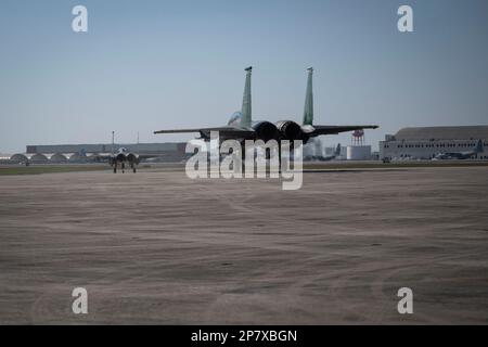 Due F-15E Strike Eagles assegnati al taxi 4th Fighter Wing durante Agile Cub 4 presso Marine Corps Air Station Cherry Point, North Carolina, 7 marzo 2023. Questo esercizio agile di lotta contro l'occupazione sposta la generazione di airpower da grandi basi centralizzate a reti di sedi più piccole e dislocate. (STATI UNITI Air Force foto di Senior Airman David Lynn) Foto Stock