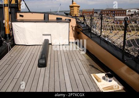 AJAXNETPHOTO. 4TH GIUGNO, 2015. PORTSMOUTH, INGHILTERRA. - HMS VICTORY FLAGSHIP REPAINT - IL NUOVO LAVORO DI COLORE (CONFRONTARE IL COLORE DI LANTERN CON IL NUOVO COLORE BULWARK.).PHOTO:JONATHAN EASTLAND/AJAX RIF:D150406 5167 Foto Stock