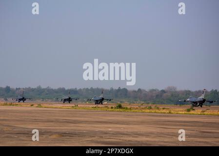 STATI UNITI Air Force F-16 Fighting Falcons, assegnato al 36th Fighter Squadron dalla base aerea Osan, Repubblica di Corea, taxi giù per la pista di Korat Royal Thai Air base, Regno di Thailandia, 7 marzo 2023, durante l'esercizio Cobra Gold 2023. Durante il conflitto in Vietnam, le 36 FS hanno volato missioni di combattimento nel sud-est asiatico dalla base aerea reale tailandese di Korat. Cobra Gold, giunto al suo 42nd° anno, è un evento di formazione co-sponsorizzato Tailandese-statunitense che si basa sulla lunga amicizia tra le due nazioni alleate e riunisce una forza multinazionale robusta per promuovere la pace e la sicurezza regionali a sostegno di Foto Stock