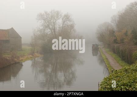 Misty mattina d'inverno sul Canal Grande Union nella valle di Colne alla periferia di Londra. Inghilterra, Regno Unito. Foto Stock