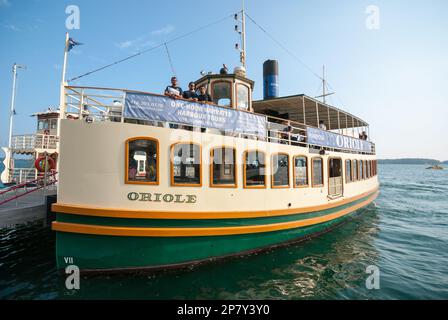 Il tour in barca del porto di Toronto Oriole si prepara a lasciare il molo con i turisti sul lago Ontario Canada Foto Stock