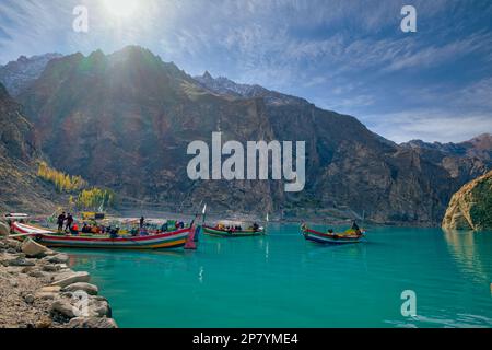 Si formò nel 2010 dopo una grande frana nella zona, che distrusse Attabad Village. Il flusso del fiume Hunza era bloccato, e l'acqua sta Foto Stock