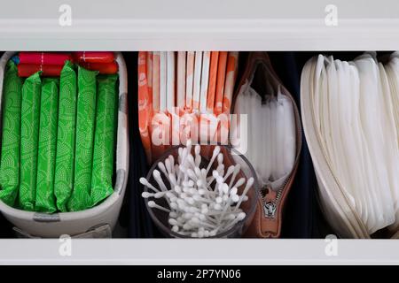 Cassettiera aperta con tamponi mestruali, tamponi e tamponi di cotone, vista dall'alto Foto Stock