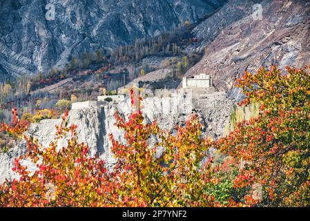 Il Forte Baltit è una struttura in legno e pietra con intonaco di fango. Si tratta di un edificio a tre piani, con granai e alcuni negozi nel seminterrato su un glac Foto Stock