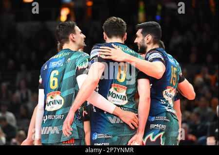 Berlino, Germania. 08th Mar, 2023. Berlino, Germania, marzo 8th 2023: La squadra festeggia un punto insieme durante il quarto finale della CEV Champions League Volley 2023 tra i Berlin Recycling volleys e Sir SICOMA Monini Perugia al Max-Schmeling-Halle di Berlino, Germania. (Ryan Sleiman /SPP) Credit: SPP Sport Press Photo. /Alamy Live News Foto Stock