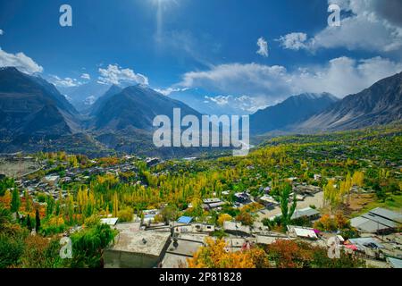 Il Forte si trova tra le valli di Hunza e Nager, che si trovano su entrambi i lati del fiume Hunza, che corre da est a ovest. La zona è circondata da Foto Stock