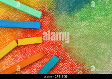 Gessi colorati su lavagna nera, spazio per il testo Foto stock - Alamy