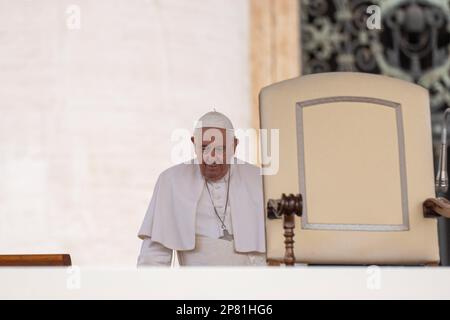 Vaticano, Vaticano. 08th Mar, 2023. Papa Francesco arriva a San Piazza Pietro per la sua tradizionale udienza Generale del Mercoledì. Credit: SOPA Images Limited/Alamy Live News Foto Stock