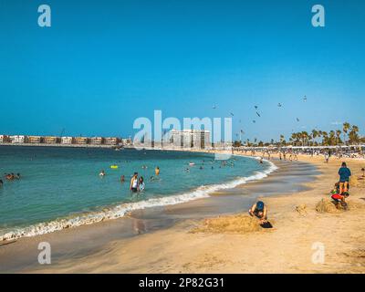 La Mer Beach e negozi sul lungomare la Mer Central a Dubai, Emirati Arabi Uniti Foto Stock