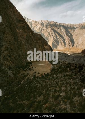 È stato aperto lo stadio naturale di cricket ad altura più alta del mondo, costruito nella scenografica regione pakistana di Gilgit-Baltistan. Il Pissan Cricket Stadium è situato Foto Stock