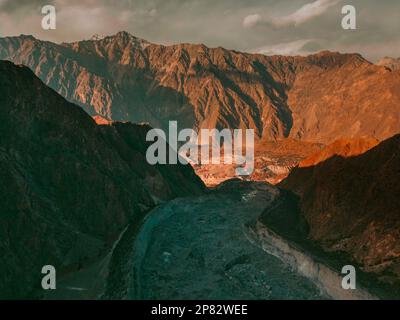 È stato aperto lo stadio di cricket naturale più alto al mondo, costruito nella panoramica regione pakistana di Gilgit-Baltistan. Si trova lo stadio di cricket Pissan Foto Stock