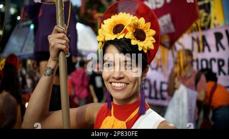 São Paulo SP Brasile Marzo 08 2023 le donne marcia sui diritti sulla Giornata Internazionale della Donna. Credit: CRIS FAGA/Alamy Live News Foto Stock