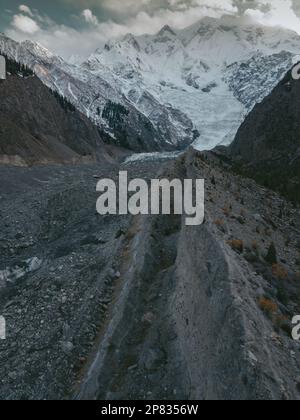 È stato aperto lo stadio naturale di cricket ad altura più alta del mondo, costruito nella scenografica regione pakistana di Gilgit-Baltistan. Il Pissan Cricket Stadium è situato Foto Stock